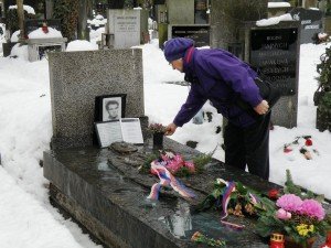 Karin at Jan Palach grave